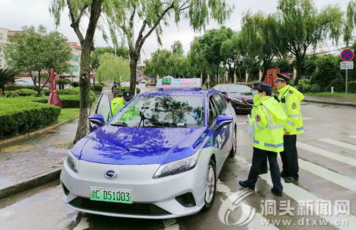 區交通執法隊開展出租汽車市場服務規范專項整治行動